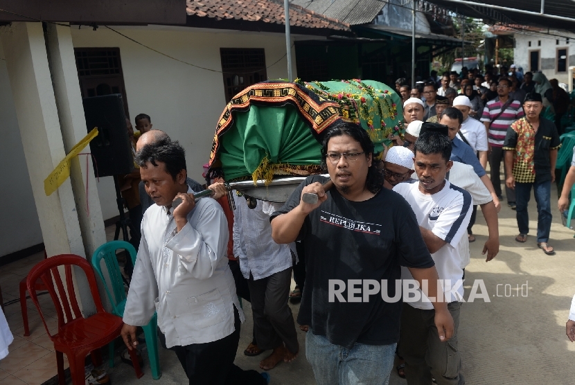 Warga membawa jenazah Almarhum Damanhuri Zuhri menuju pemakaman keluarga di Parung, Bogor, Jawa Barat, Senin (2/1). Kang Daman meninggal akibat penyakit pada Senin (2/1) pagi. 