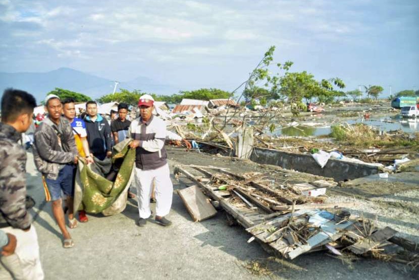 Warga membawa jenazah korban tsunami di Palu, Sulawesi Tengah, Sabtu (29/9). 