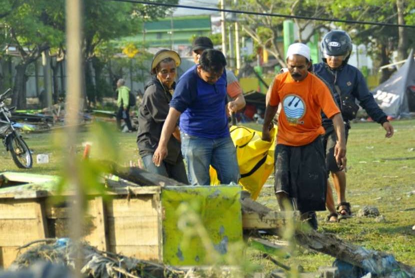 Warga membawa jenazah korban tsunami di Palu, Sulawesi Tengah, Sabtu (29/9). 