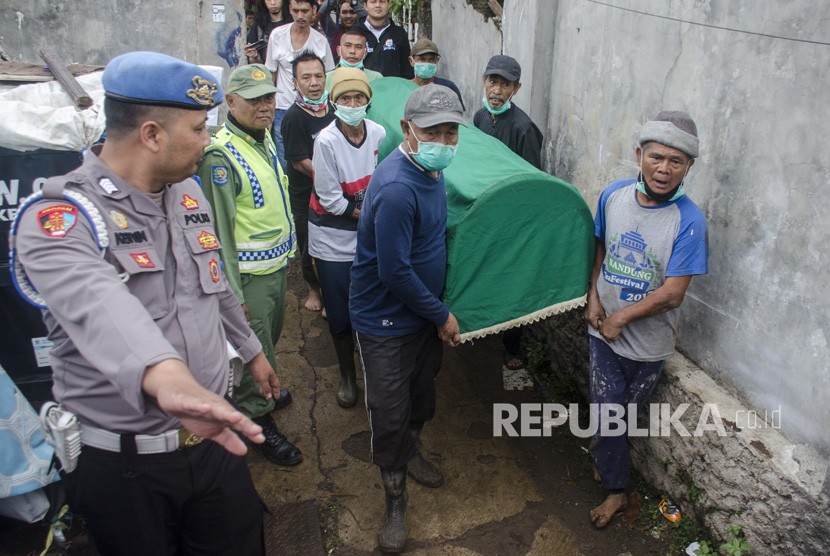 Warga membawa jenazah Lina Jubaedah, ibunda penyanyi Rizky Febian, untuk dipindahkan usai proses autopsi di tempat pemakaman keluarga Sekelimus, Bandung, Jawa Barat, Kamis (9/1). Polisi akan mengumumkan hasil autopsi Lina pada Jumat (31/1) siang. 