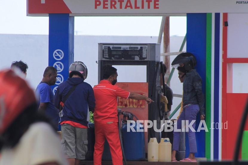 Warga membawa jeriken antre untuk membeli bahan bakar minyak (BBM) di salah satu Stasiun Pengisian Bahan Bakar Umum (SPBU) (ilustrasi). Sejumlah konsumen bahan bakar mesin (BBM) jenis Pertamax di Kabupaten Kudus, Jawa Tengah, mulai beralih membeli Pertalite.