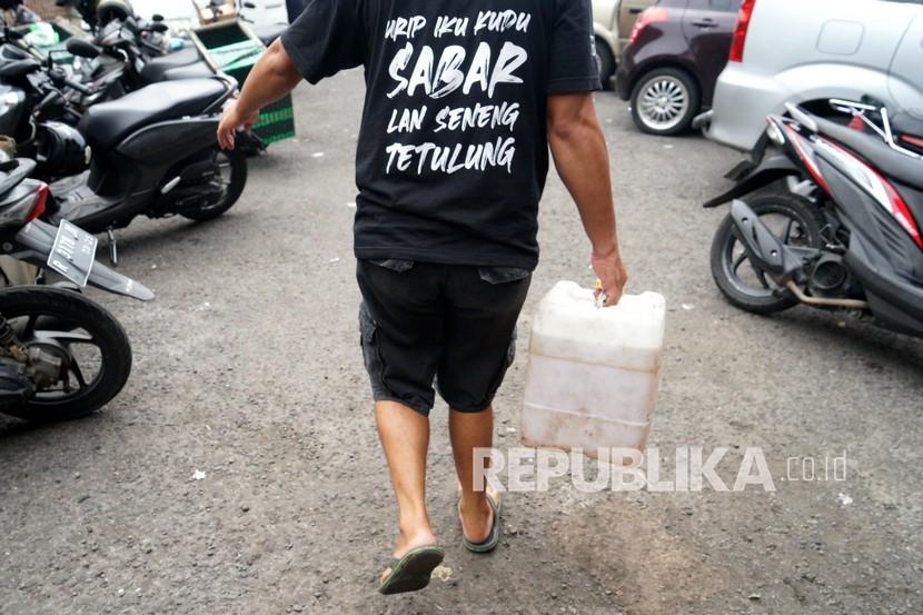 Warga membawa jeriken minyak goreng curah yang dibeli di gudang distributor di DI Yogyakarta, Jumat (25/3/2022). Pemkab Bantul menyiapkan langkah pengawasan distribusi minyak goreng.