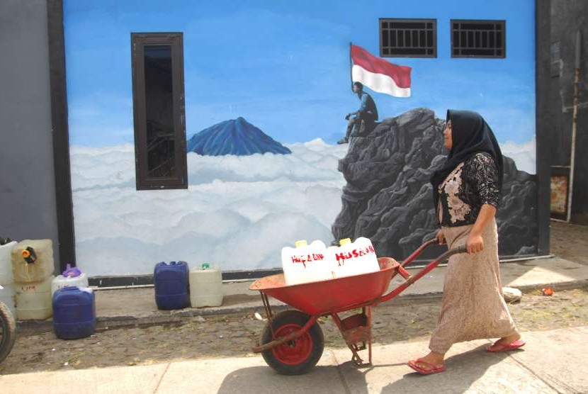 Warga membawa jeriken untuk mendapat air bersih di tempat penyaluran air kawasan lembah Gunung Sindoro-Sumbing Desa Kledung, Temanggung, Jawa Tengah, Jumat (14/9). 