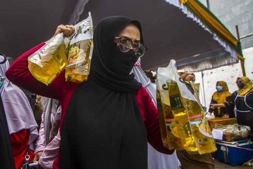 Warga membawa minyak goreng yang dibeli dengan harga murah saat pasar murah Ramadhan (ilustrasi). Pemerintah Provinsi Jawa Tengah hingga kini belum mendapatkan pemberitahuan resmi terkait program bantuan langsung tunai (BLT) minyak goreng.
