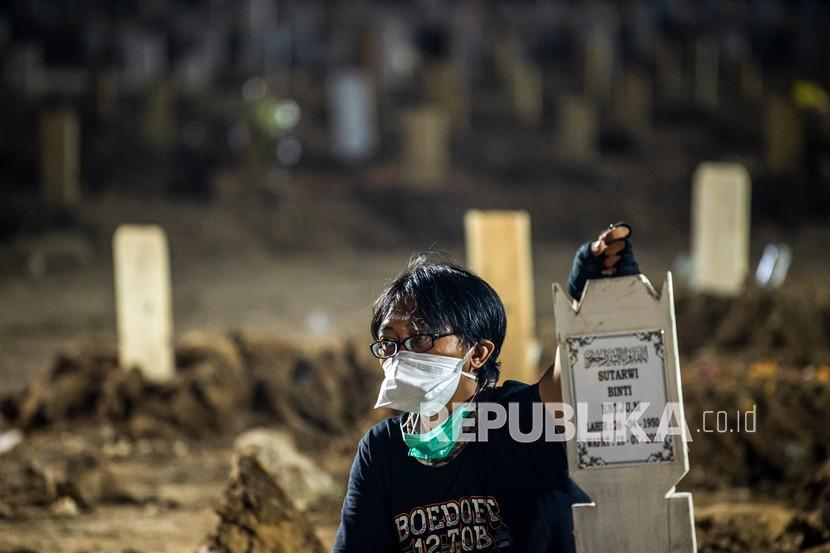Benarkah Pahala Membaca Al Fatihah Ringankan Dosa Mayit? Warga membawa nisan keluarganya di area pemakaman khusus COVID-19 di TPU Rorotan, Cilincing, Jakarta Utara, Kamis (15/7/2021). 