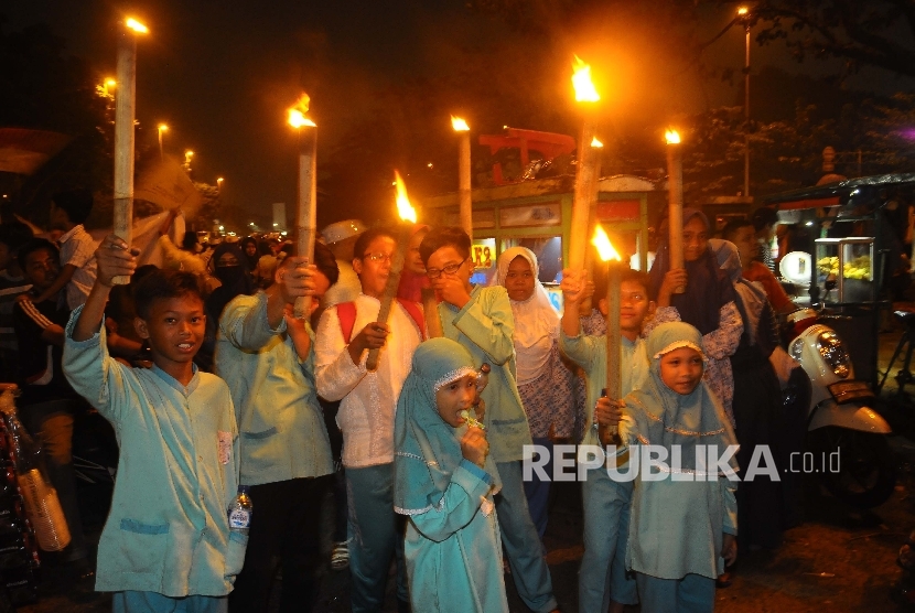  Warga mengikuti pawai obor. (Ilustrasi)