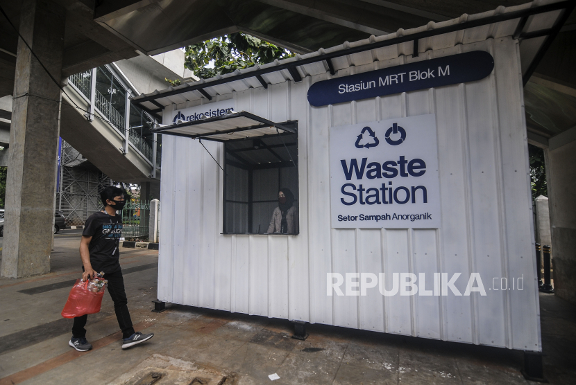 Warga membawa sampah anorganik untuk disetorkan di drop point rekosistem yang berada di kawasan Stasiun MRT Blok M, Jakarta, Jumat (5/3). Sampah anorganik yang diterima kemudian dipilah dan didistribusikan ke pengolah sebagai bahan baku proses daur ulang. Selain itu, warga yang menyetorkan sampah akan mendapatkan poin dalam aplikasi rekosistem. 