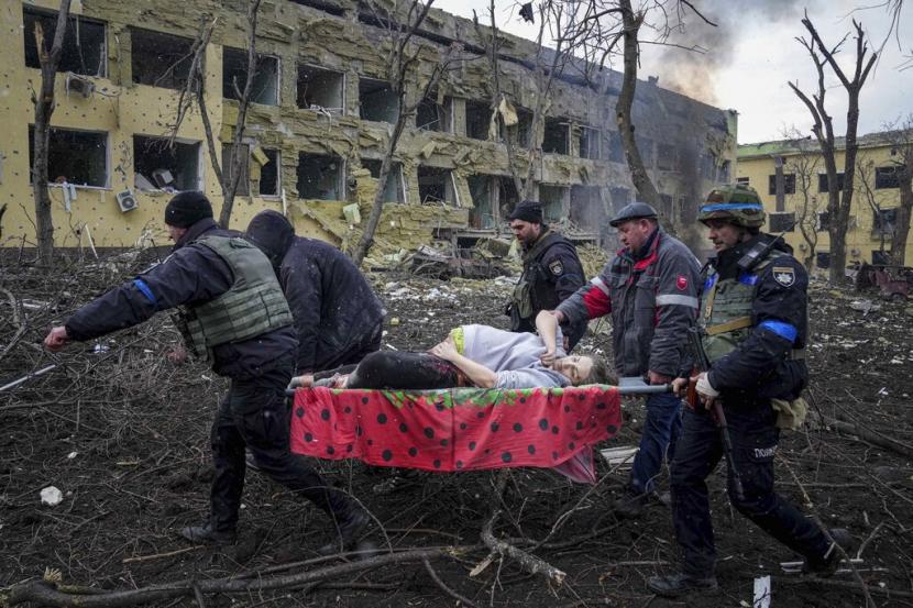 Warga membawa seorang ibu hanil yang terluka akibat serangan bom di Mariupol, Ukraina, 9 Maret 2022.