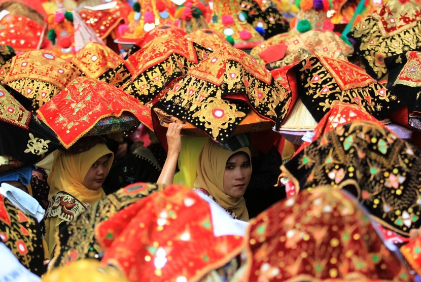 Arsip foto: Warga membawa Talam yang berisikan makanan di atas kepalanya saat mengikuti Festival Pesona Budaya Minangkabau 2016 di Istano Basa Pagaruyung, Kabupaten Tanah Datar, Sumatera Barat, Kamis (27/10).(Antara/Muhammad Arif Pribadi)