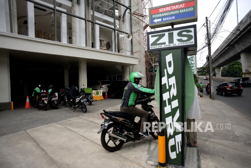 Warga membayar infak menggunakan layanan zakat, infak, dan sodaqoh drive thru dipasang di depan Masjid Al-Itishom, Jakarta Selatan, Senin (23/10). 