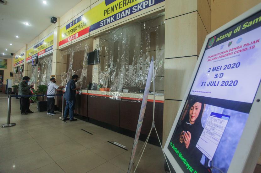 Warga membayar pajak di Kantor Samsat Palangkaraya, Kalimantan Tengah, Rabu (6/5/2020), di tengah pandemi Covid-19.  