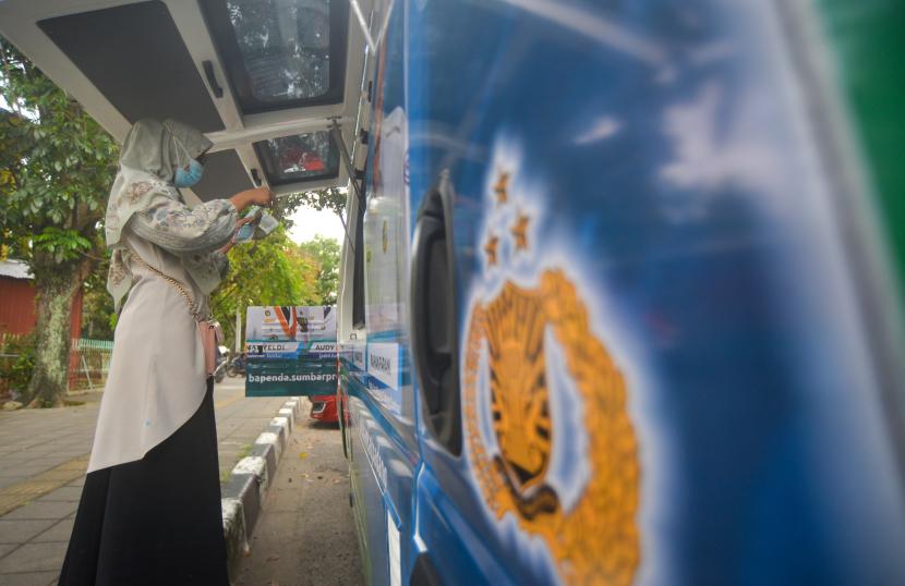 Warga membayar pajak kendaraanya pada mobil Samsat Keliling. Surabaya merupakan penyumbang perekonomian tertinggi Jatim dengan catatan 25 persen. Salah satu pendapatan asli daerah (PAD) tertinggi di Jatim ditopang oleh pembayaran pajak kendaraan bermotor. 