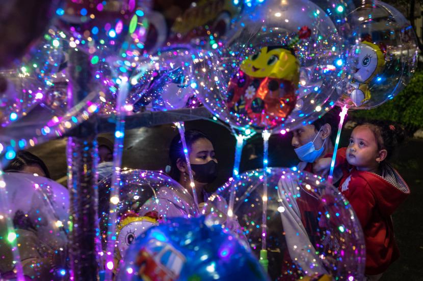 Warga membeli balon untuk anak mereka saat malam pergantian tahun 2021/2022 di kawasan Simpang Lima Semarang, Jawa Tengah, Sabtu (1/1/2022) dini hari. Memaknai Pergantian Tahun tanpa Sia-Sia: Apa yang Perlu Dilakukan Muslim?