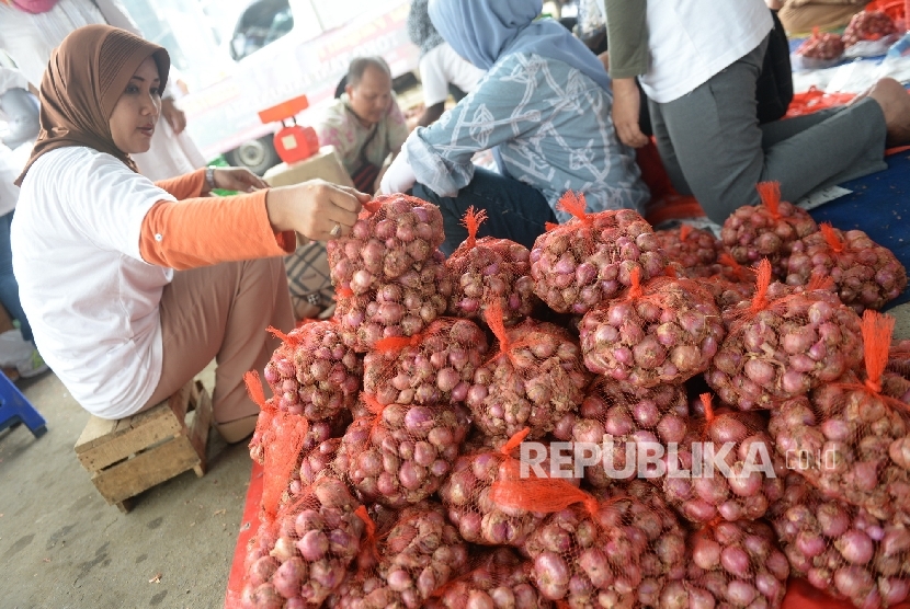  Warga membeli bawang merah murah saat Gelar Pangan Murah yang diadakan oleh Kementerian Pertanian di Pasar Bendungan Hilir, Jakarta, Ahad (5/6). (Republika/Wihdan)