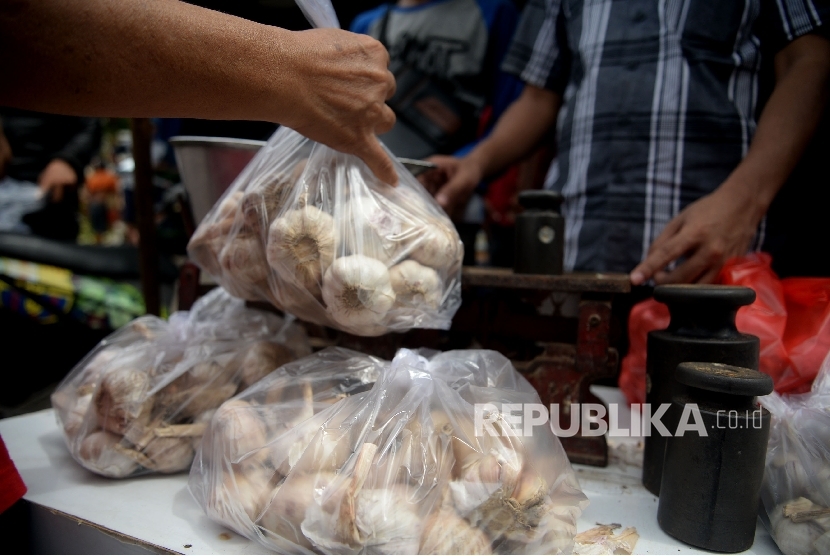 Warga membeli bawang putih saat dilaksanakananya operasi pasar komoditas bawang putih di Pasar Senen, Jakarta, Kamis (1/6). 