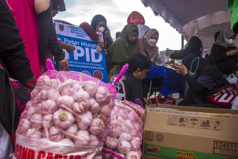 Warga membeli bawang putih seharga Rp20.000 per kilogram saat pasar murah di Taman Kamboja, Banjarmasin, Kalimantan Selatan. 