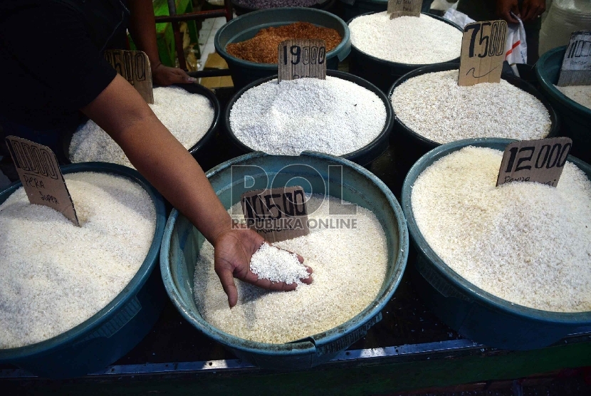 Warga membeli beras di agen beras Pasar Rumput, Jakarta Selatan, Senin (23/2).