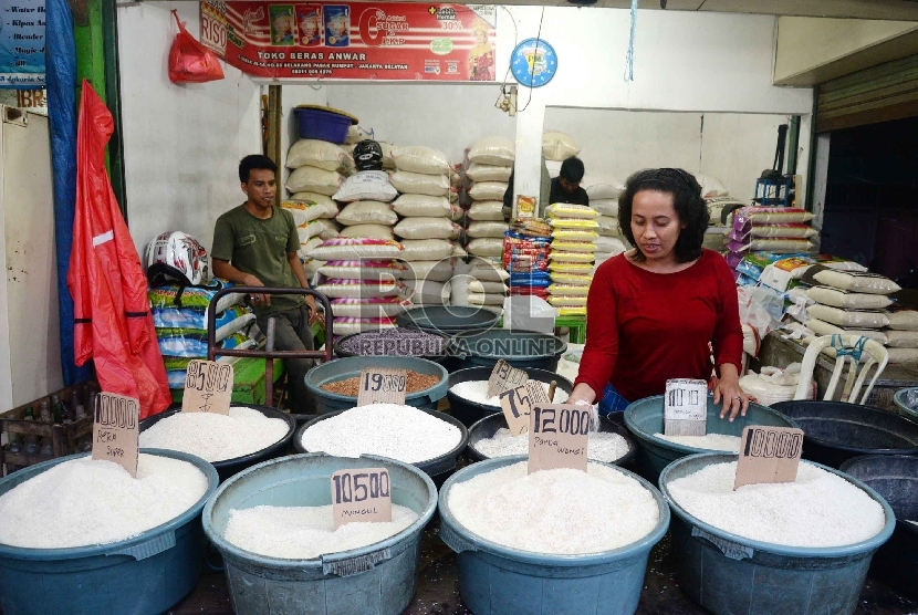 Warga membeli beras di agen beras Pasar Rumput, Jakarta Selatan, Senin (23/2).