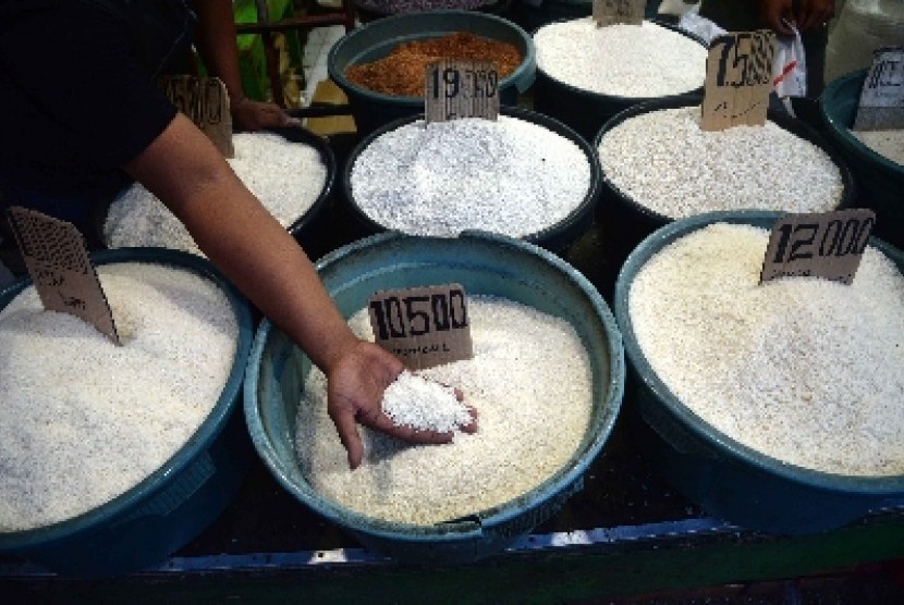 Warga membeli beras di agen beras Pasar Rumput, Jakarta Selatan, Senin (23/2).