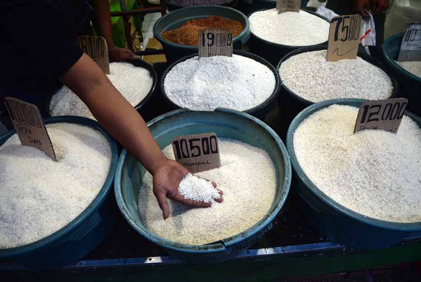 Warga membeli beras di agen beras Pasar Rumput, Jakarta Selatan, Senin (23/2). 
