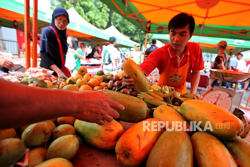 Warga membeli buah lokal di salah satu stand kampanye buah lokal Kementerian Pertanian 
