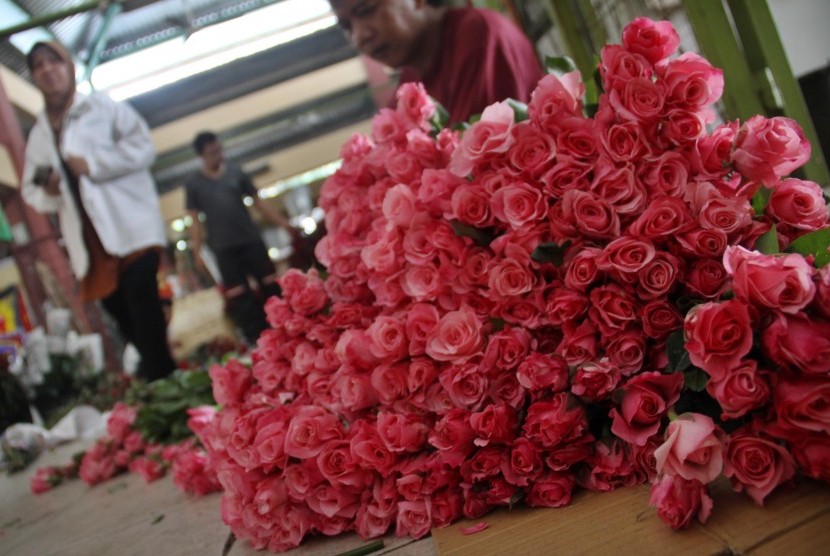 Warga membeli bunga mawar di Pasar Bunga Rawa Belong, Palmerah, Jakarta Barat. (ilustrasi) 