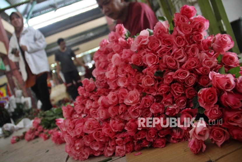 Warga membeli bunga mawar di Pasar Bunga Rawa Belong, Palmerah, Jakarta Barat.