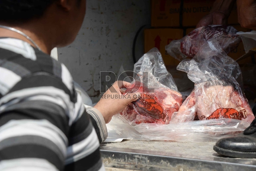 Warga membeli daging saat operasi pasar daging sapi di Pasar Jatinegara, Jakarta Timur, Selasa (11/8).