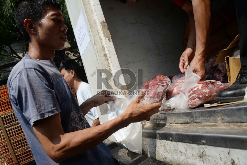 Warga membeli daging saat operasi pasar daging sapi di Pasar Jatinegara, Jakarta Timur, Selasa (11/8).  (Republika/Yasin Habibi)