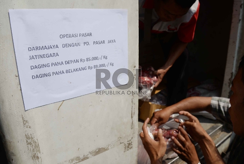 Warga membeli daging saat operasi pasar daging sapi di Pasar Jatinegara, Jakarta Timur, Selasa (11/8).  (Republika/Yasin Habibi)