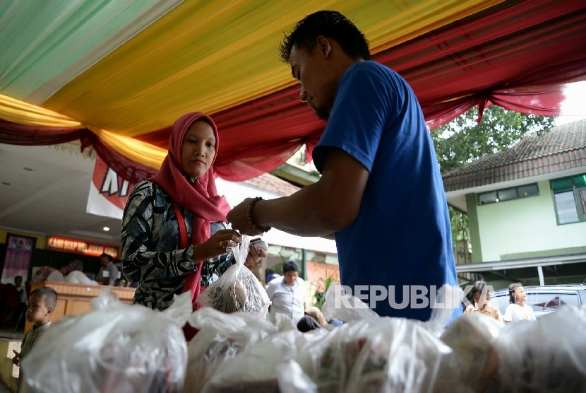 Warga membeli daging sapi murah subsidi di Kantor Kecamatan Kemayoran, Jakarta, Rabu (7/12).