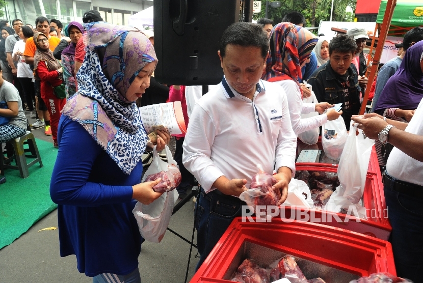 Warga membeli daging sapi saat operasi pasar yang digelar Kementan di Jalan Sunda, Jakarta, Ahad (21/2).   (Republika/Tahta Aidilla)
