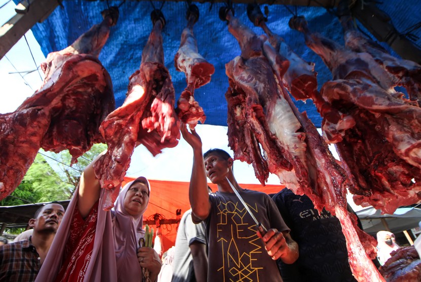 Penjualan daging sapi mulai merosot hingga 50 persen di Pontianak, Kalimantan Barat.