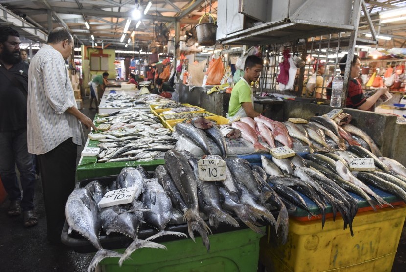 Warga membeli ikan di pasar Chow Kit, Kuala Lumpur, Malaysia, Rabu (12/4). Pertumbukan ekonomi Malaysia kuartal IV melambat.