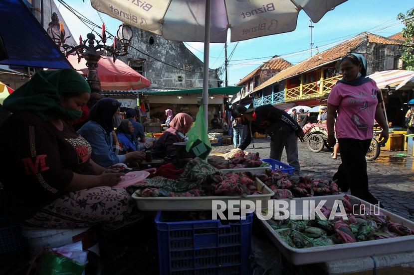Warga membeli ikan di Pasar Pabean, Surabaya, Jawa Timur, beberapa waktu lalu. Sebagian besar wilayah di Surabaya zona hijau Covid-19.