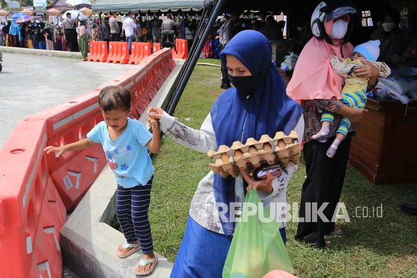 Warga membeli kebutuhan pokok di bazar sembako murah Ramadhan (ilustrasi). Wali Kota Medan Bobby Nasution meminta warganya jangan memborong kebutuhan bahan pokok yang dijual di 151 titik pasar murah Ramadhan hingga 27 April mendatang.