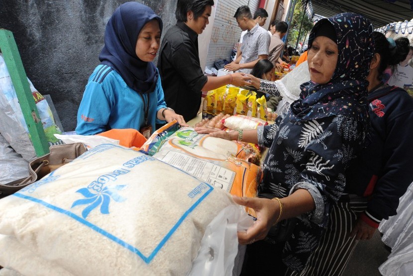 Warga membeli kebutuhan pokok saat pasar murah Ramadhan di kawasan kampung Wanasari, Denpasar, Bali, Selasa (7/5/2019). 