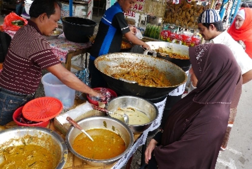 Warga membeli Kuah Sie Itek, masakan khas Aceh (gulai bebek).