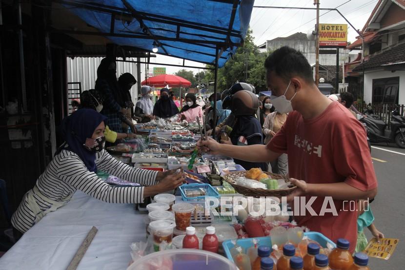 Warga membeli makanan untuk berbuka puasa di Kampung Ramadan Jogokariyan, Mantrijeron, Yogyakarta, Rabu (13/4/2021). Selama pandemi COVID-19 pasar takjil Kampung Ramadan Jogokariyan digelar dengan tetap menjaga jarak antar penjual serta dilakukan tes cepat GeNose C19 bagi penjual.