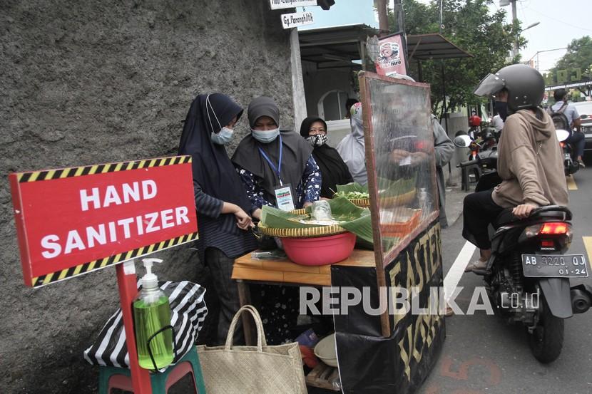 Warga membeli makanan untuk berbuka puasa, Rabu (13/4). Pasar Ramadhan mampu mendongkrak perekonomian warga Surabaya di tengah pandemi Covid-19. 