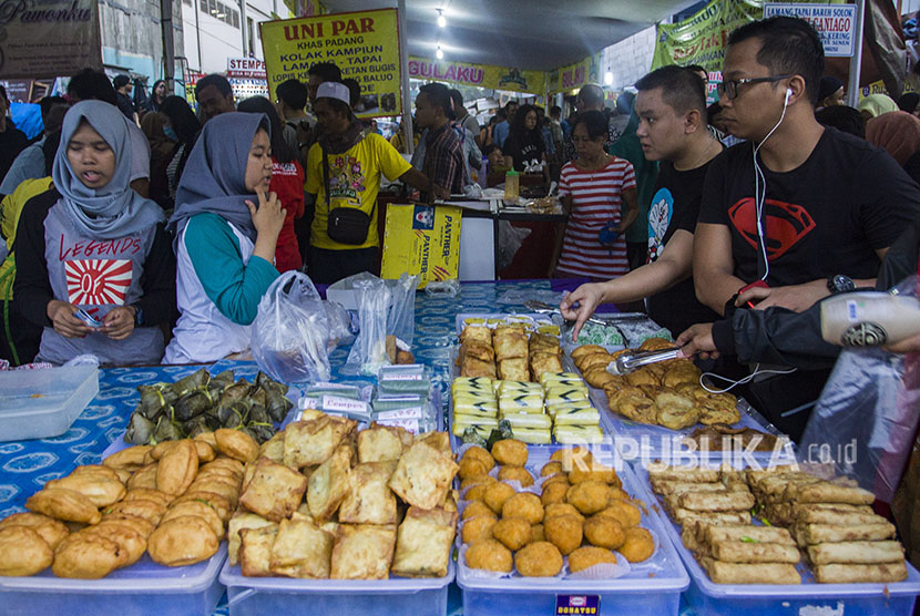 Warga membeli makanan untuk berbuka puasa di Pasar Takjil Benhil, Jakarta, Jumat (18/5). 