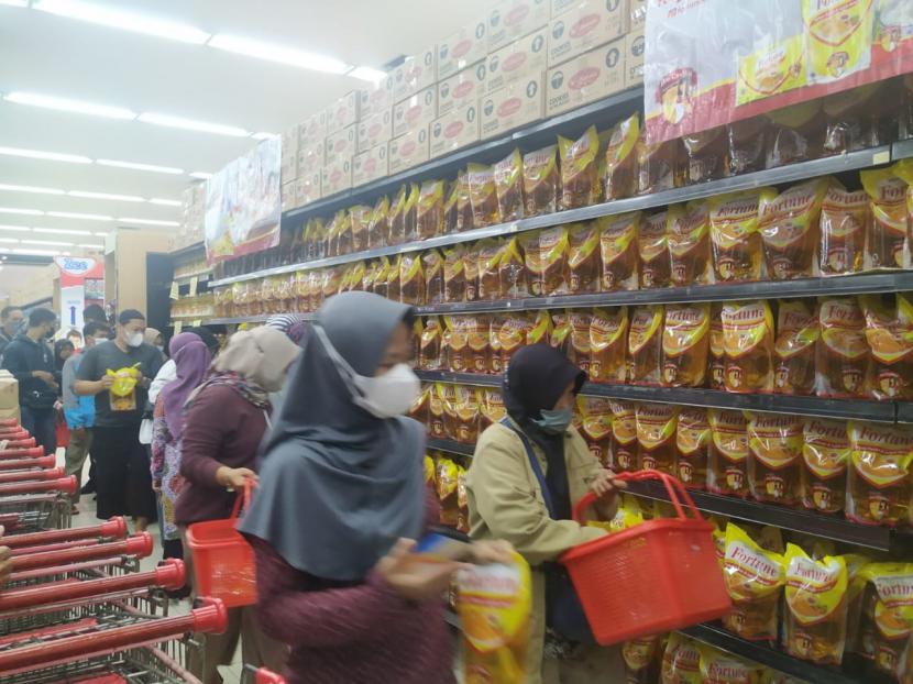 Warga membeli minyak dengan harga sesuai HET di Asia Plaza, Kota Tasikmalaya, Jumat (25/2/2022). Usai mengambil minyak goreng, pembeli harus menempelkan jarinya ke tinta warna merah sebagai penanda.