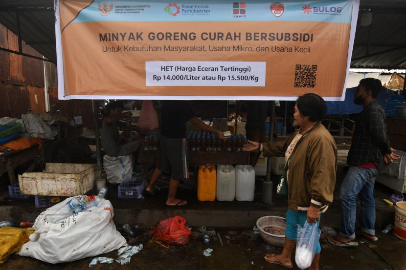 Warga membeli minyak goreng curah bersubsidi di Pasar Manonda, Palu, Sulawesi Tengah. Pembelian minyak goreng curah yang semula menggunakan KTP konsumen akan diubah menggunakan aplikasi PeduliLindungi. Namun, pemerintah akan melakukan sosialisasi terlebih dahulu sebelum kebijakan itu diterapkan.