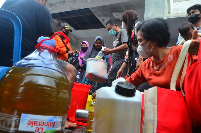 Warga membeli minyak goreng curah saat operasi pasar minyak goreng curah di Balai Desa Tumpangkrasak, Kudus, Jawa Tengah, Selasa (26/4/2022). Indonesia akan kehilangan devisa melalui pelarangan ekspor minyak CPO pada kisaran Rp 43 triliun.