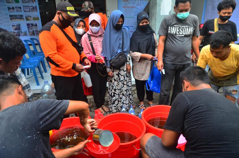 Warga membeli minyak goreng curah (ilustrasi). BATURAJA -- Dinas Perindustrian dan Perdagangan Kabupaten Ogan Komering Ulu, Sumatra Selatan, mendistribusikan sebanyak 38 ton minyak goreng curah dengan harga terjangkau bagi masyarakat setempat.