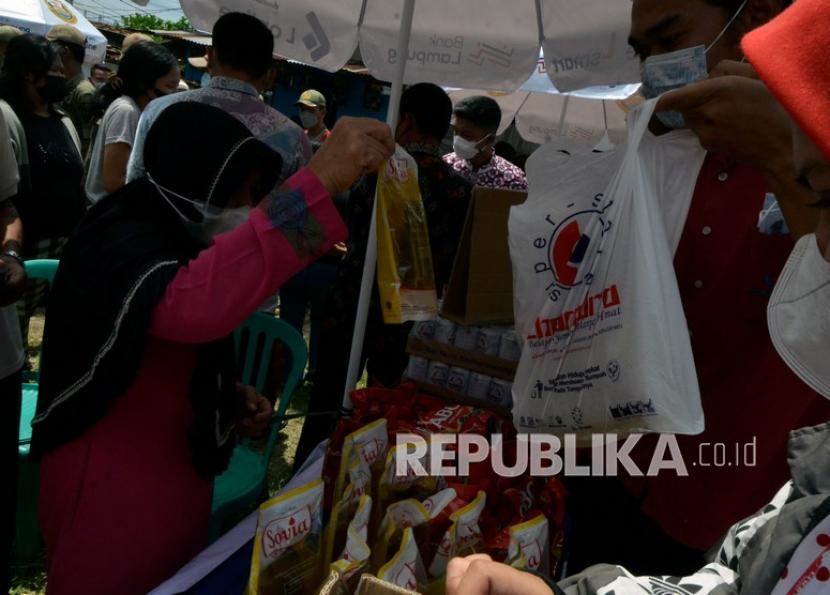 Warga membeli minyak goreng di pasar sembako murah yang di gelar Pemkot Bandar Lampung, Lampung, Kamis (3/2/2022). Gerai pasar murah tersebut menjual minyak goreng dengan harga Rp14 ribu per liter, beras Rp45 ribu hingga Rp55 ribu per lima kilogram, gula pasir Rp10 ribu per kilogram dan tepung terigu Rp8 ribu per kilogram. (ilustrasi)