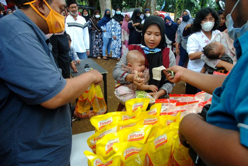 Warga membeli minyak goreng kemasan di Kelurahan Rancamaya, Kota Bogor, Jawa Barat, Rabu (16/3/2022). Dinas Ketahanan Pangan dan Pertanian (DKPP) Kota Bogor menggelar operasi pasar minyak goreng dan pangan murah dengan menyediakan sebanyak 1500 liter minyak goreng yang dijual dengan harga Rp14 ribu per liter sebagai upaya mengatasi kelangkaan minyak goreng kemasan. 