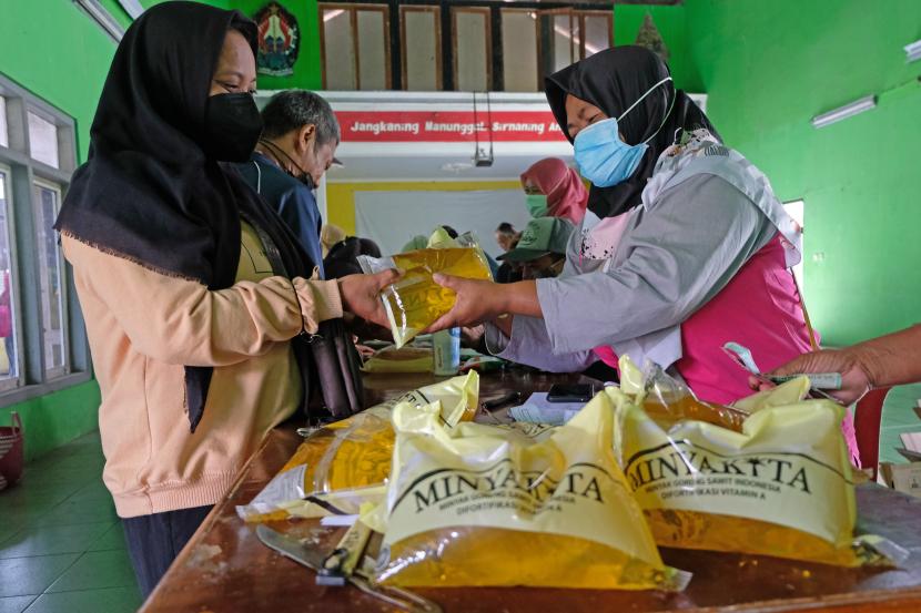 Warga membeli minyak goreng murah, ilustrasi. Pemerintah Kabupaten Mamuju, Provinsi Sulawesi Barat (Sulbar), yang menggelar Pasar Ramadhan menyediakan sembilan ton minyak goreng untuk dijual kepada masyarakat pada bulan puasa 2022.