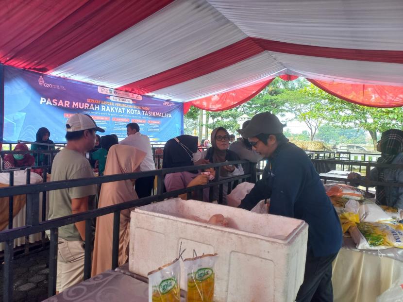 Warga membeli sejumlah kebutuhan saat operasi pasar murah di Gedung Juang, Kecamatan Tawang, Kota Tasikmalaya, Rabu (16/11/2022). 