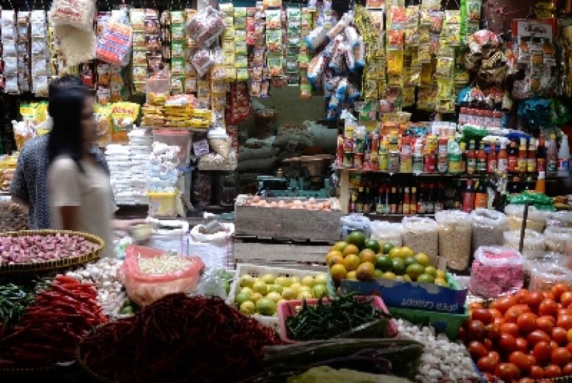 Warga membeli sembilan bahan pokok di Pasar PSPT, Tebet, Jakarta Selatan. 